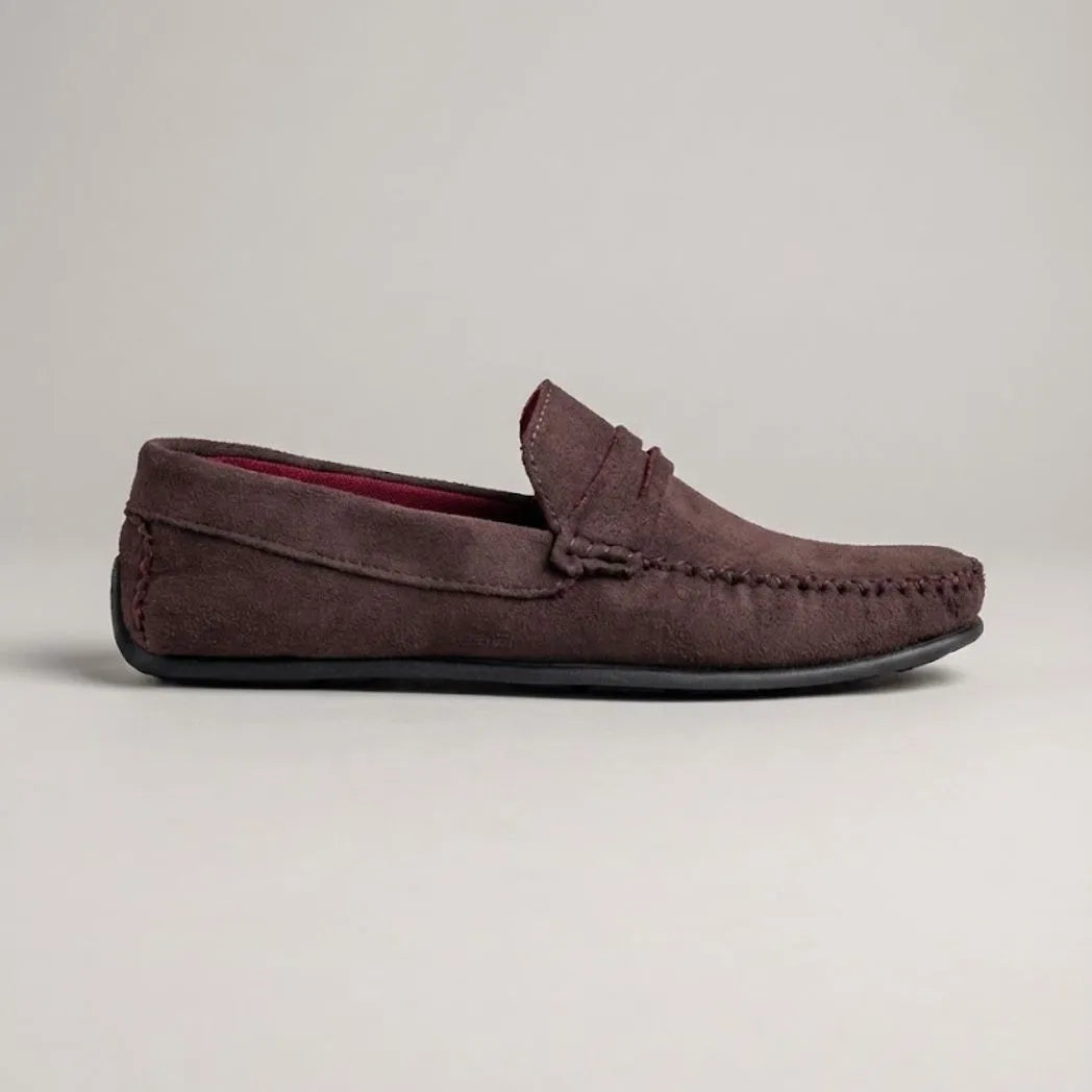 Mocassim Driver de Camurça Capri Tobacco na cor marrom-escuro, em vista lateral.
