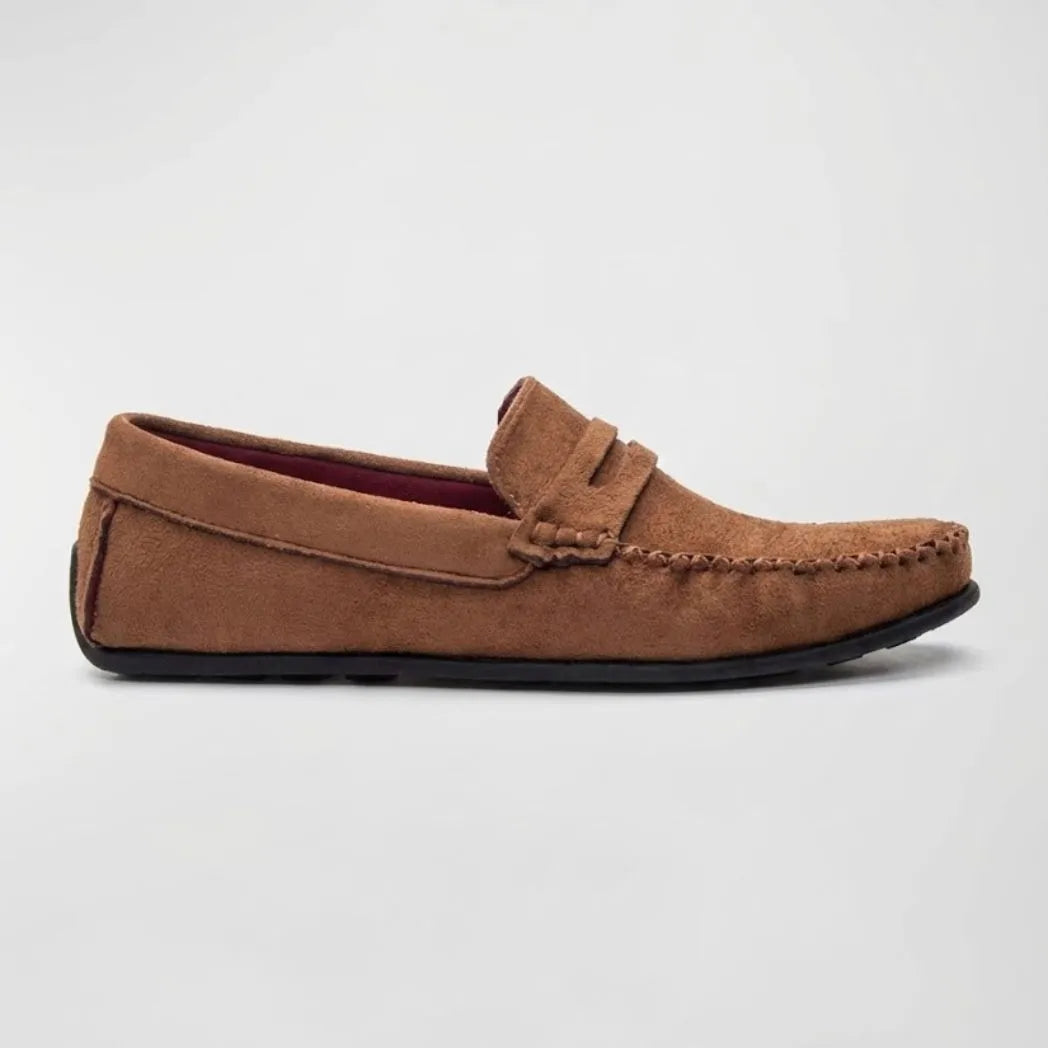 Mocassim Driver de Camurça Capri Tobacco na cor marrom, em vista lateral.