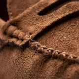 Detalhe da textura e das costuras do Mocassim Driver de Camurça Capri Tobacco na cor marrom.