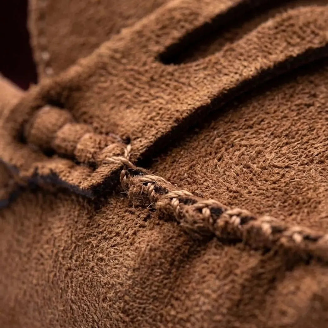 Detalhe da textura e das costuras do Mocassim Driver de Camurça Capri Tobacco na cor marrom.