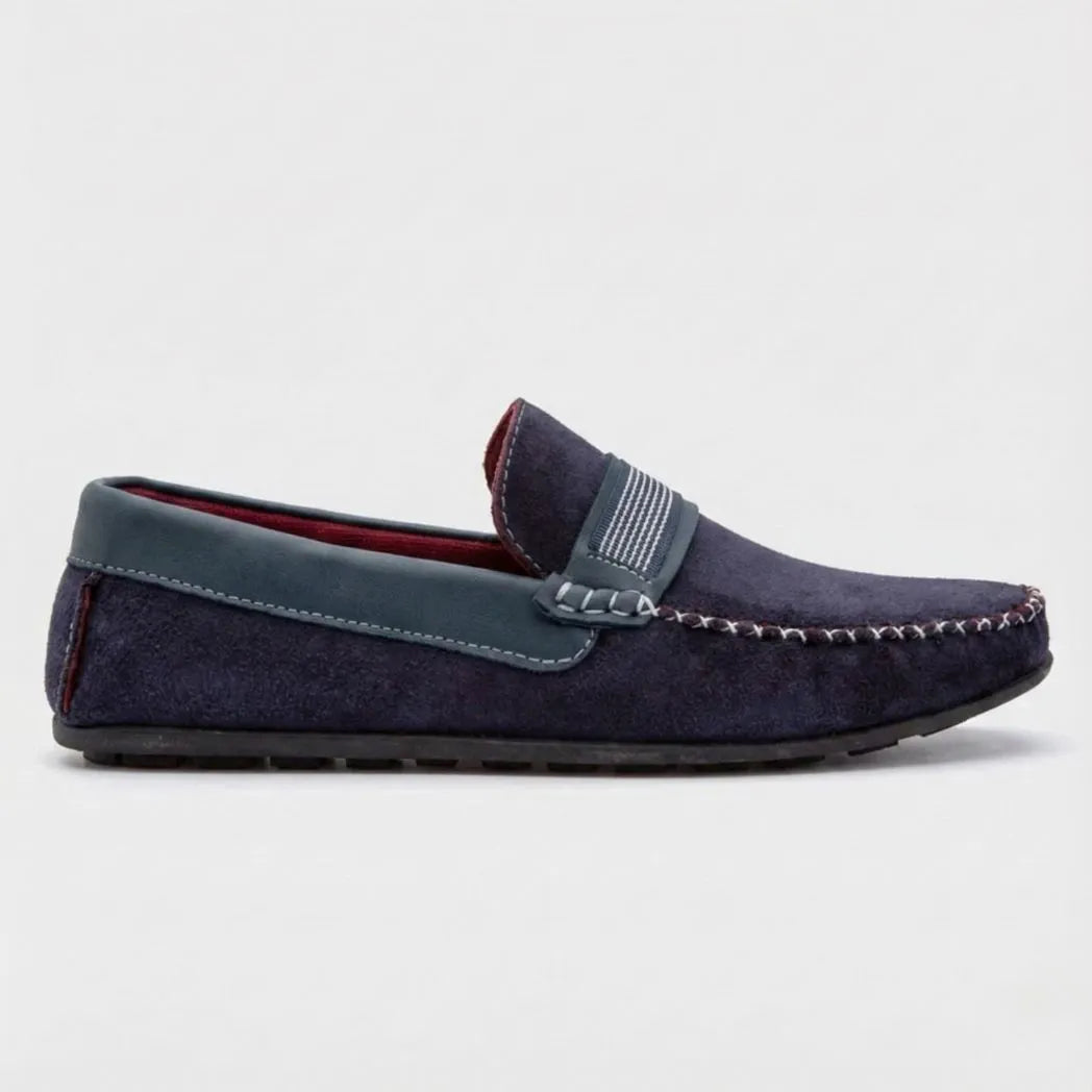 Mocassim Driver de Camurça Havana: modelo azul-escuro de perfil, com faixa frontal listrada e sola preta.