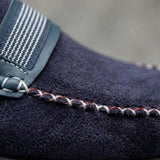 Mocassim Driver de Camurça Havana: detalhe da textura azul-escura, da faixa frontal listrada e da costura clara cruzada.