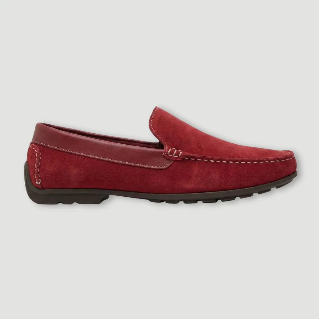 Mocassim Driver de Camurça Maranello Red: modelo vermelho de perfil, com costura clara na parte frontal e sola escura.
