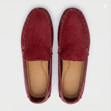 Mocassim Driver de Camurça Maranello Red: par vermelho visto de cima, mostrando a parte frontal e o interior claro.