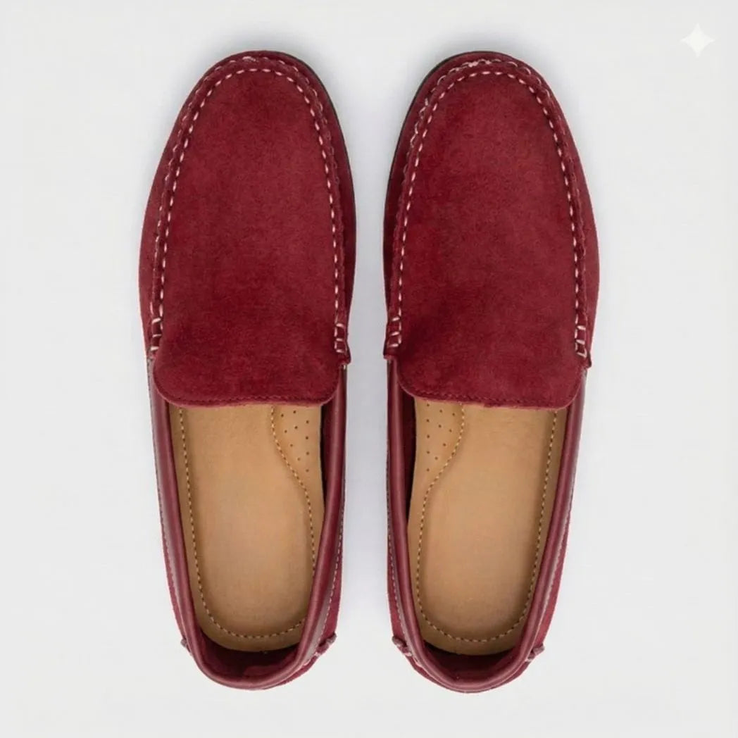 Mocassim Driver de Camurça Maranello Red: par vermelho visto de cima, mostrando a parte frontal e o interior claro.