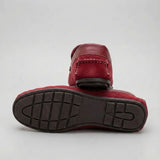 Mocassim Driver de Camurça Maranello Red: par vermelho com um sapato virado, mostrando a sola escura com sulcos.