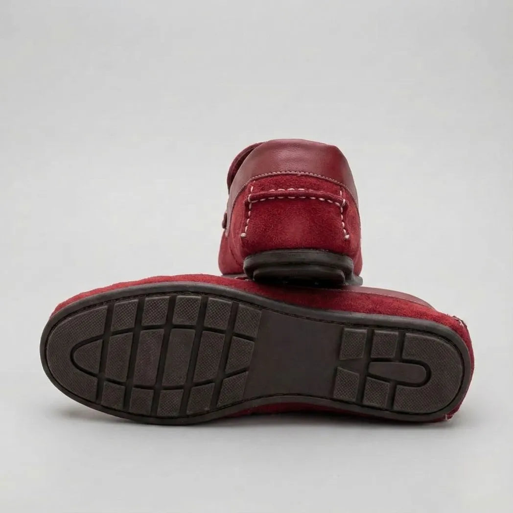 Mocassim Driver de Camurça Maranello Red: par vermelho com um sapato virado, mostrando a sola escura com sulcos.