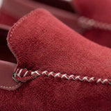 Mocassim Driver de Camurça Maranello Red: detalhe da textura vermelha e da costura clara cruzada na parte frontal.