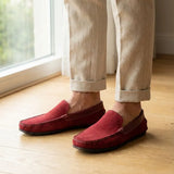 Mocassim Driver de Camurça Maranello Red: par vermelho usado com calça bege dobrada na barra.