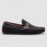 Mocassim Driver de Camurça Náutico: modelo azul-escuro de perfil, com ferragem em forma de âncora, costura clara e sola preta.