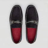 Mocassim Driver de Camurça Náutico: par preto visto de cima, com ferragem em forma de âncora e interior vermelho.