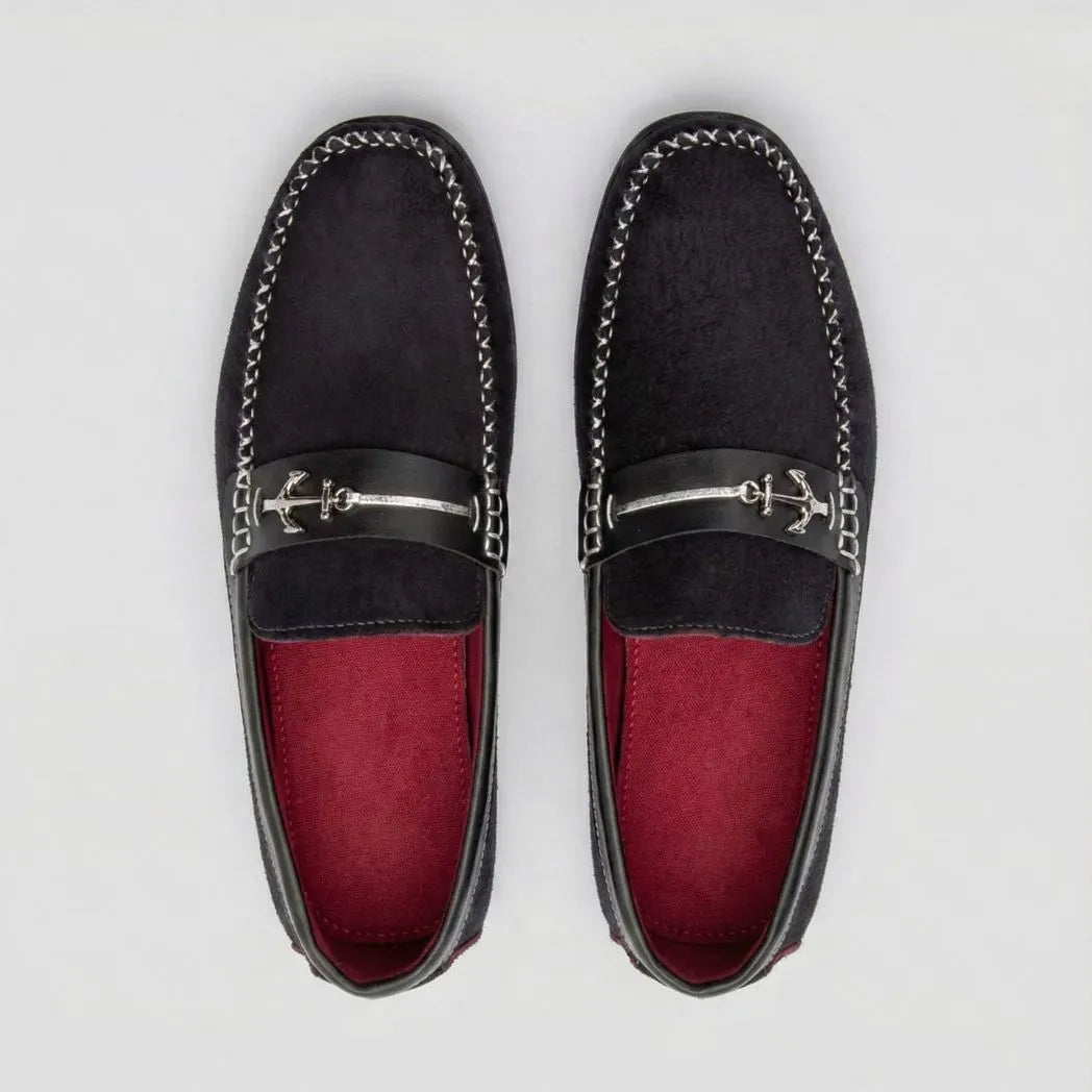 Mocassim Driver de Camurça Náutico: par preto visto de cima, com ferragem em forma de âncora e interior vermelho.