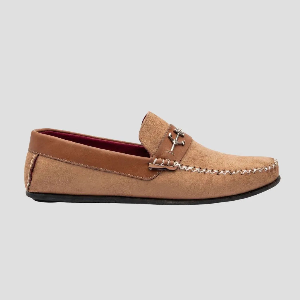 Mocassim Driver de Camurça Náutico: modelo bege de perfil, com ferragem na faixa frontal e sola preta.