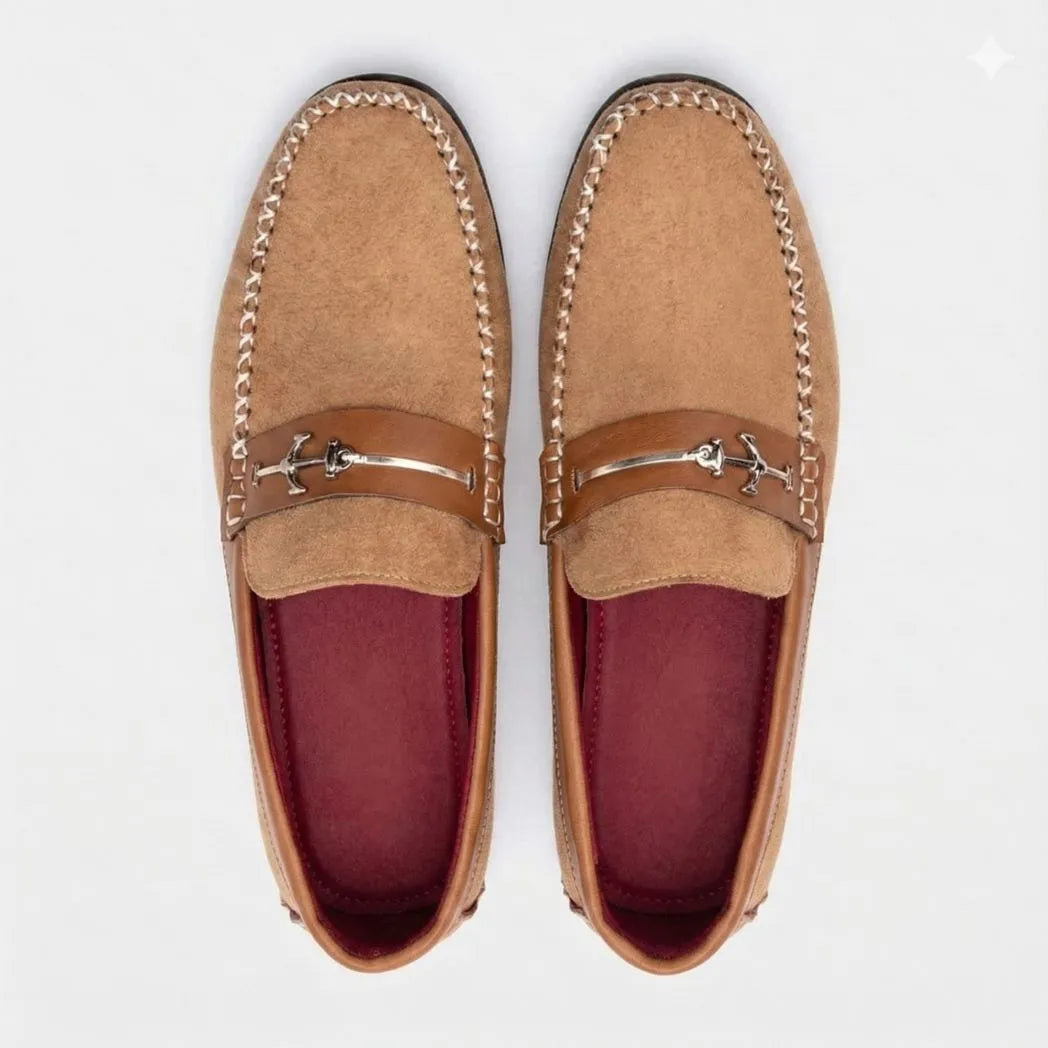 Mocassim Driver de Camurça Náutico: par bege visto de cima, com ferragem em forma de âncora e interior vermelho.