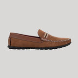 Mocassim Driver de Camurça Stripes: modelo marrom de perfil, com faixa frontal listrada, costura clara e sola preta.