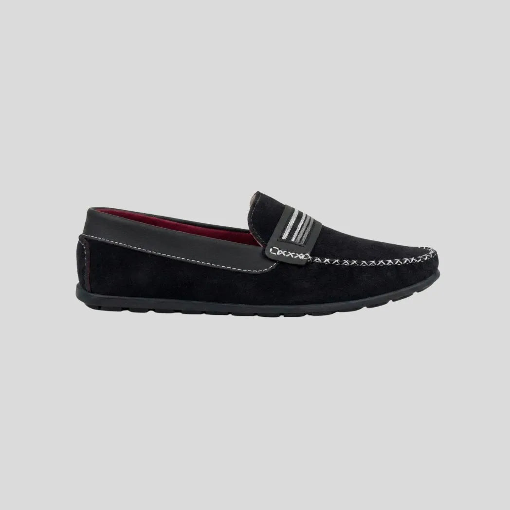 Mocassim Driver de Camurça Stripes: modelo preto de perfil, com faixa frontal listrada e costura clara.