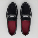 Mocassim Driver de Camurça Stripes: par preto visto de cima, mostrando a faixa frontal listrada e o interior vermelho.