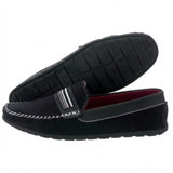 Mocassim Driver de Camurça Stripes: par preto com um sapato virado sobre o outro, mostrando a sola preta com sulcos.