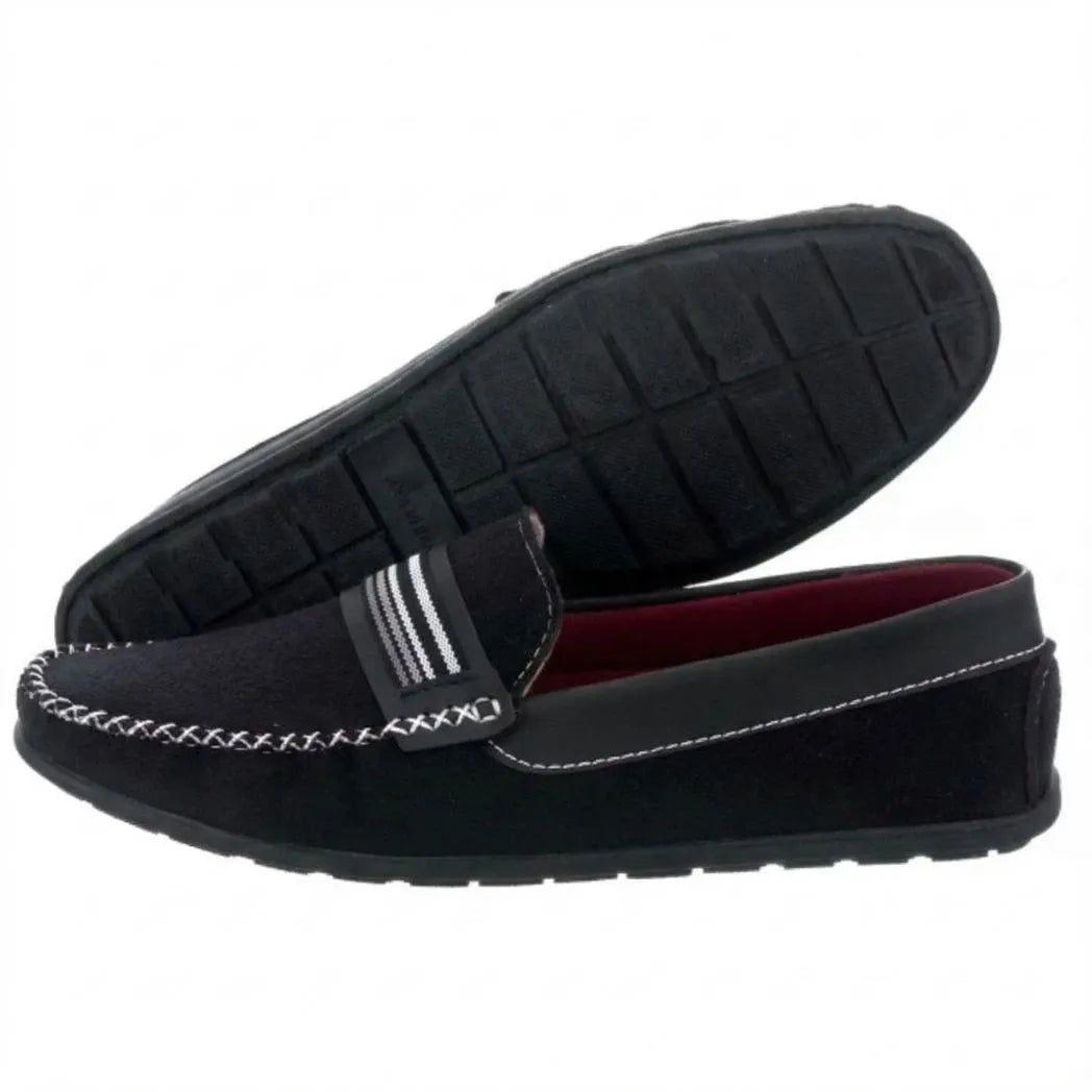 Mocassim Driver de Camurça Stripes: par preto com um sapato virado sobre o outro, mostrando a sola preta com sulcos.