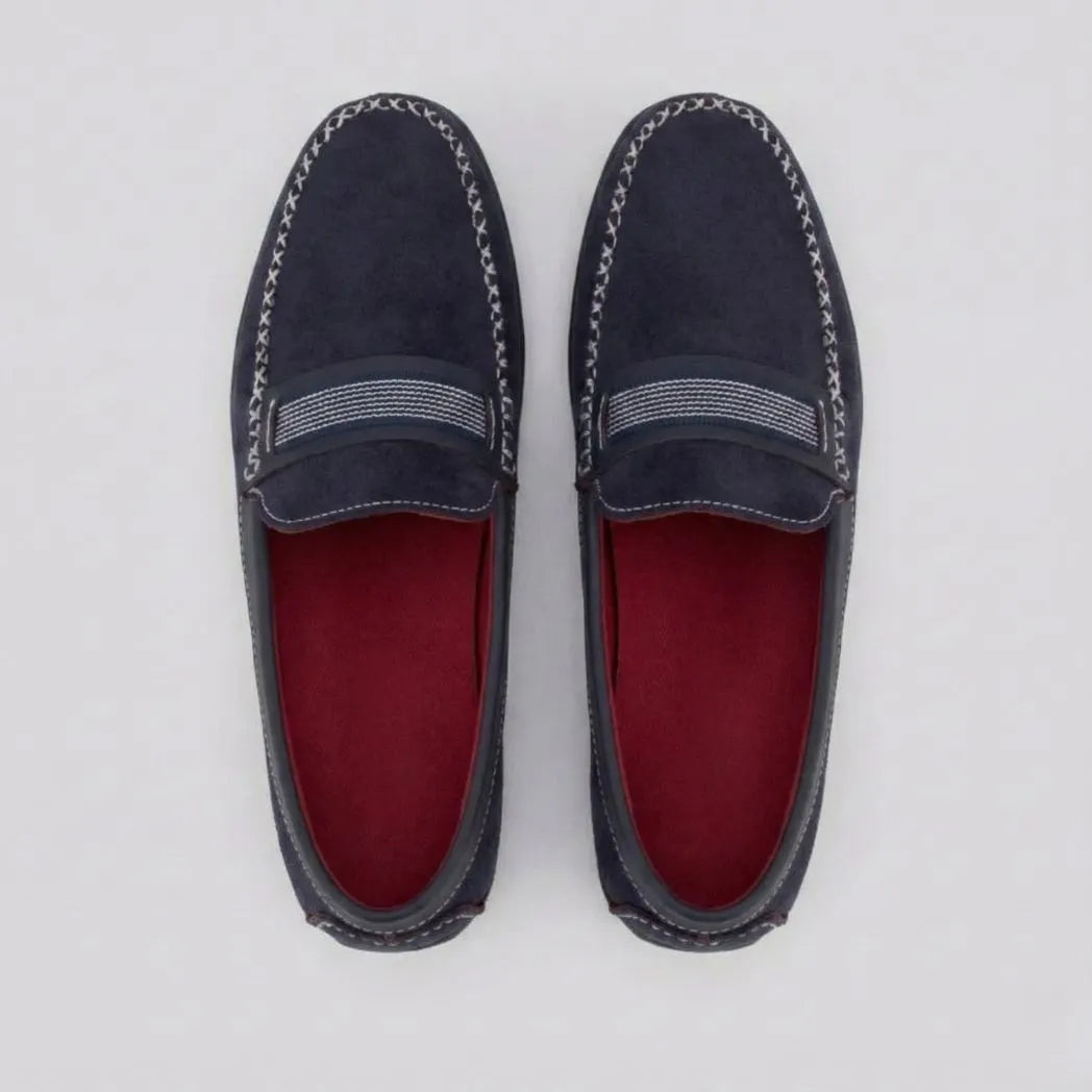 Par do modelo Mocassim Driver de Camurça Stripes, na cor azul-escuro, visto de cima.