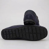 Mocassim Driver de Camurça Stripes: par azul-escuro com um sapato virado, mostrando a sola preta com sulcos.