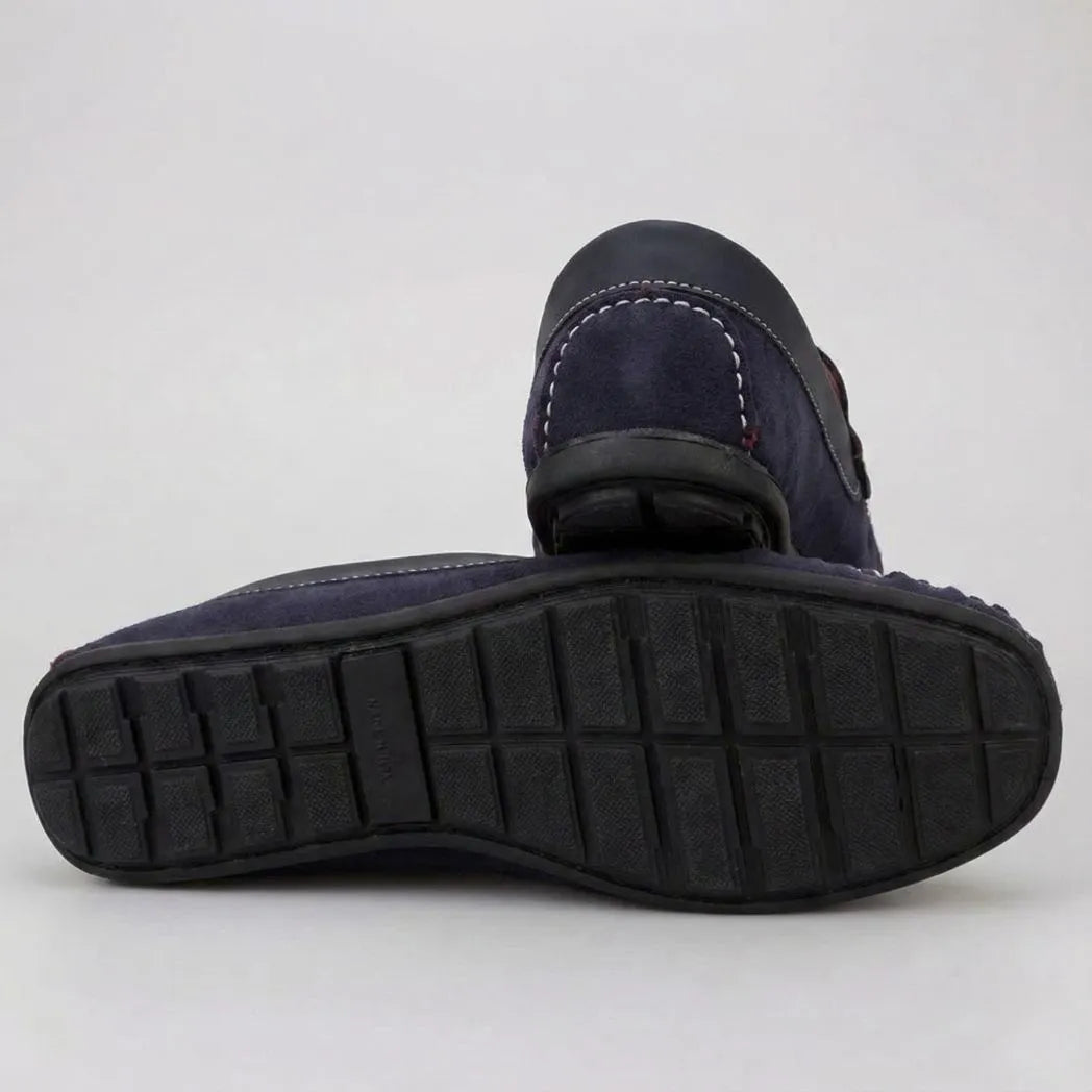 Mocassim Driver de Camurça Stripes: par azul-escuro com um sapato virado, mostrando a sola preta com sulcos.