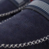 Mocassim Driver de Camurça Stripes: detalhe da textura azul-escura, da faixa frontal listrada e da costura clara cruzada.