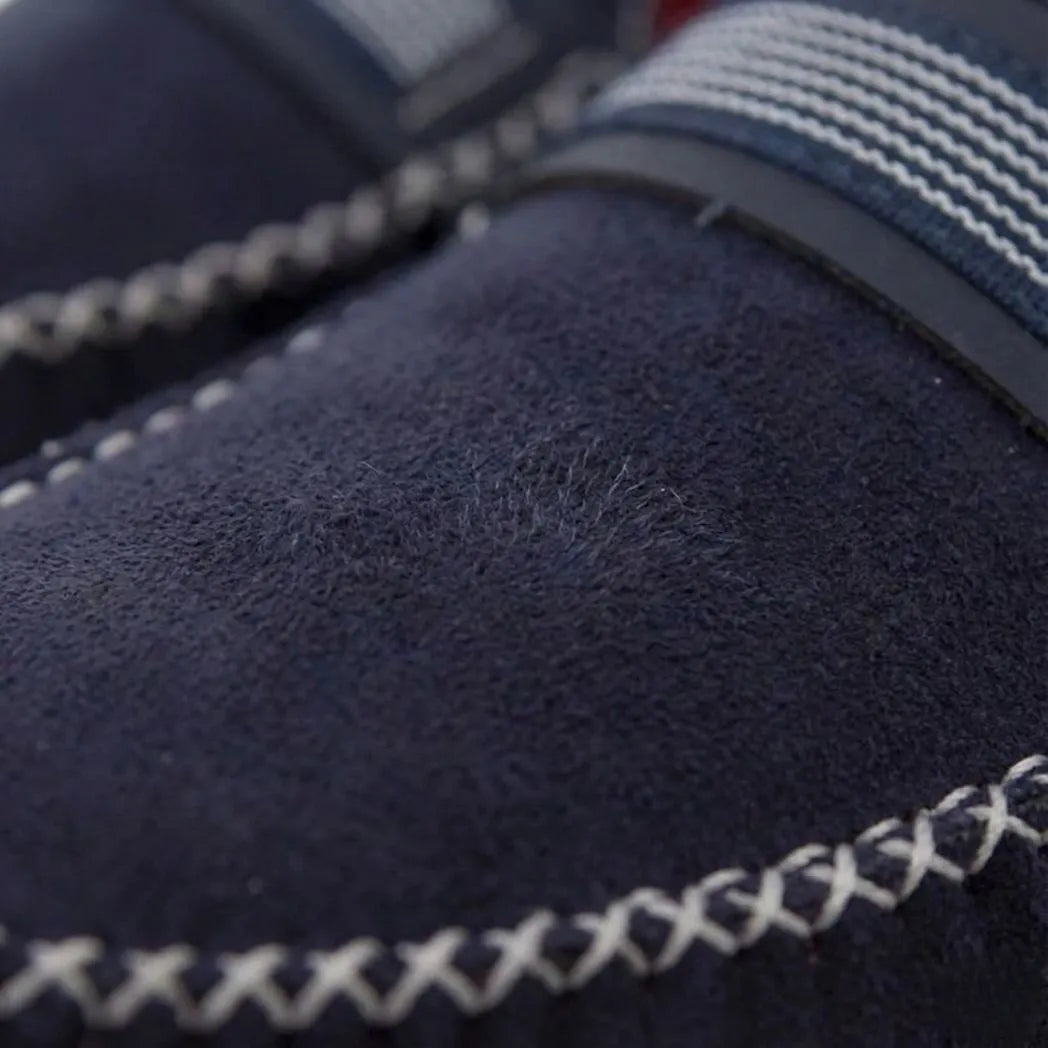 Mocassim Driver de Camurça Stripes: detalhe da textura azul-escura, da faixa frontal listrada e da costura clara cruzada.