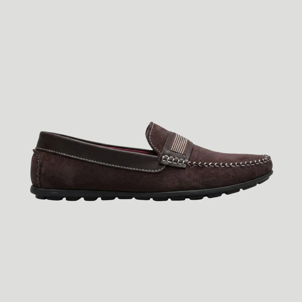 Mocassim Driver de Camurça Stripes: modelo marrom-escuro de perfil, com faixa frontal listrada e sola preta.