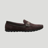 Mocassim Driver de Camurça Stripes: modelo marrom-escuro de perfil, com faixa frontal listrada e sola preta.