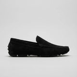 Mocassim Driver de Couro Capri Nero: modelo preto de perfil, com faixa frontal e pinos na parte traseira.