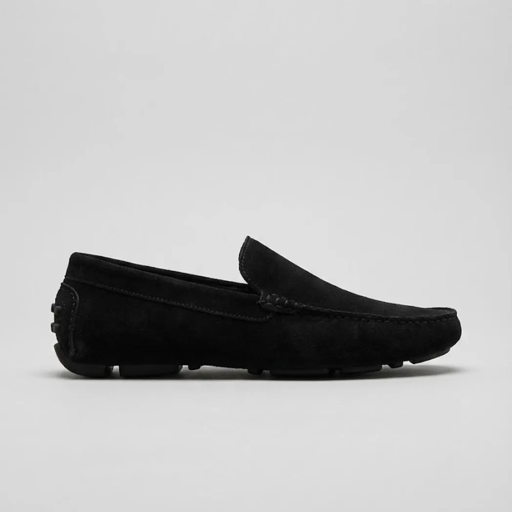 Mocassim Driver de Couro Capri Nero: modelo preto de perfil, com faixa frontal e pinos na parte traseira.