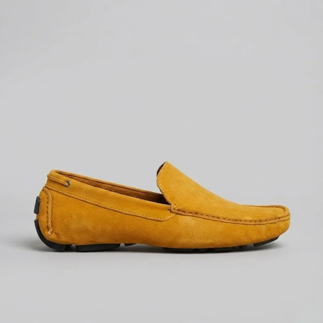 Mocassim Driver de Couro Capri Nero na cor amarelo, em vista lateral.