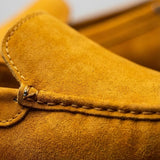 Detalhe da textura e das costuras do Mocassim Driver de Couro Capri Nero na cor amarelo.