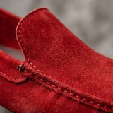 Detalhe da textura e das costuras do Mocassim Driver de Couro Capri Nero na cor vermelho.