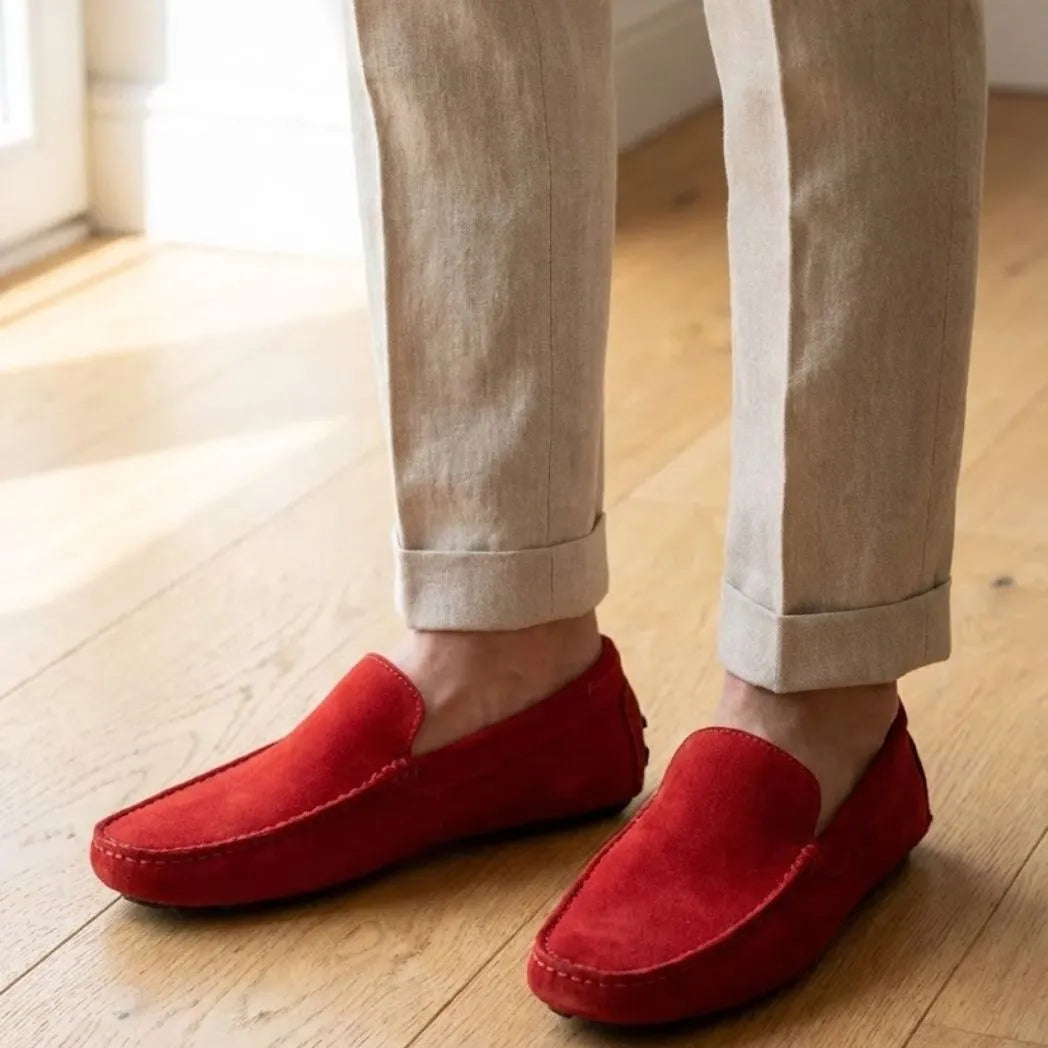 Mocassim Driver de Couro Capri Nero Vermelho: modelo nos pés.