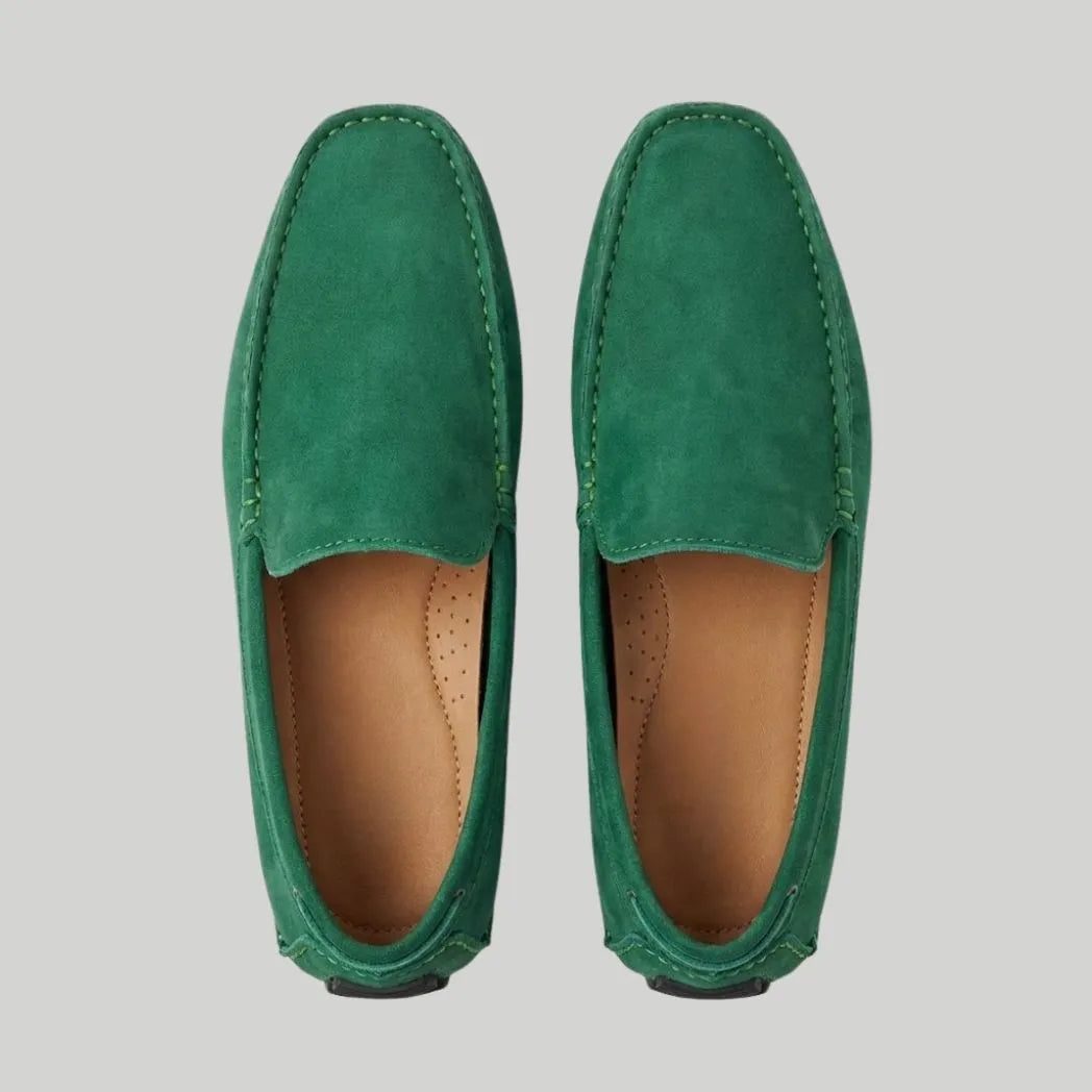 Par do modelo Mocassim Driver de Couro Capri Nero, na cor verde, visto de cima.