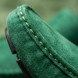 Detalhe da textura e das costuras do Mocassim Driver de Couro Capri Nero na cor verde.