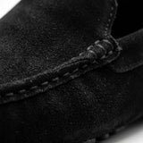 Detalhe da textura e das costuras do Mocassim Driver de Couro Capri Nero na cor preto.