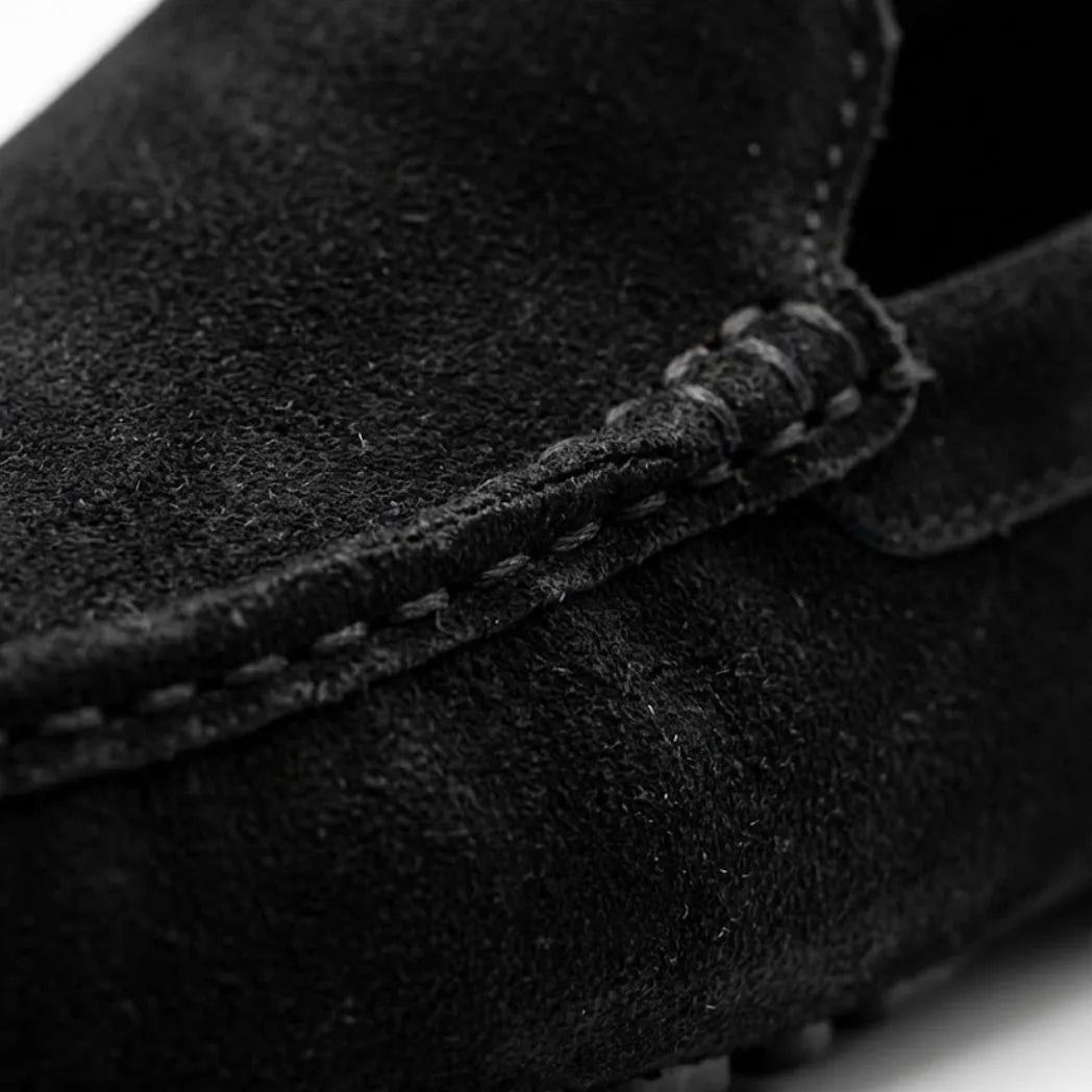 Detalhe da textura e das costuras do Mocassim Driver de Couro Capri Nero na cor preto.