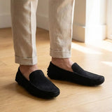Mocassim Driver de Couro Capri Nero na cor preto, usado com calça clara de barra dobrada.