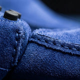 Detalhe da textura e das costuras do Mocassim Driver de Couro Capri Nero na cor azul.