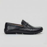 Mocassim Driver de Couro Portofino: modelo preto de perfil, com ferragem frontal em forma de argola e costura aparente.