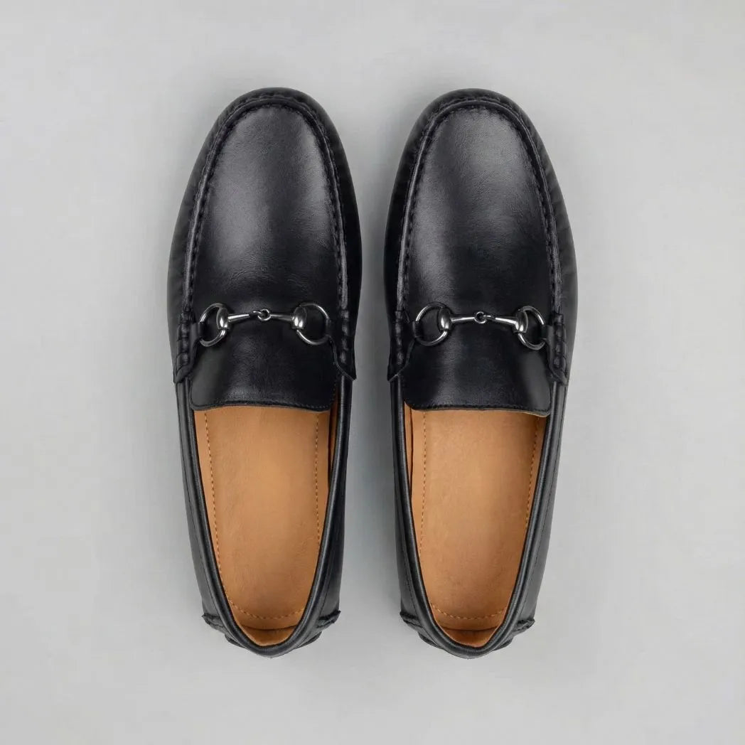 Par do modelo Mocassim Driver de Couro Portofino, na cor preto, visto de cima.