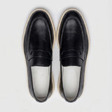 Par do modelo Mocassim Loafer Londres de Couro, na cor preto, visto de cima.