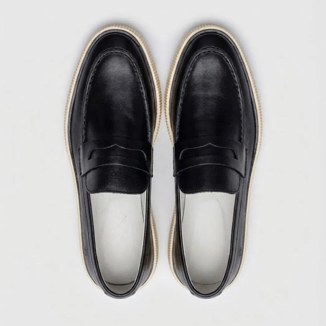 Par do modelo Mocassim Loafer Londres de Couro, na cor preto, visto de cima.
