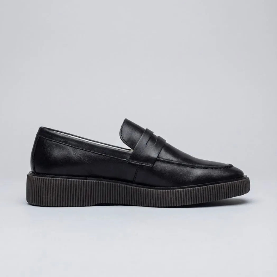 Mocassim Loafer Londres de Couro All-Black: vista lateral do modelo.