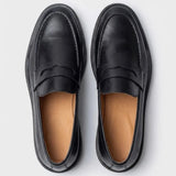 Par do modelo Mocassim Loafer Londres de Couro, na cor preto, visto de cima.