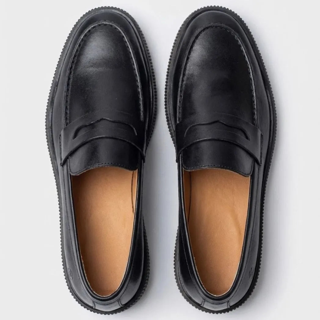 Par do modelo Mocassim Loafer Londres de Couro, na cor preto, visto de cima.