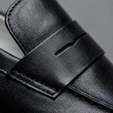 Detalhe do couro preto e da faixa penny lisa do Mocassim Loafer Londres All Black.